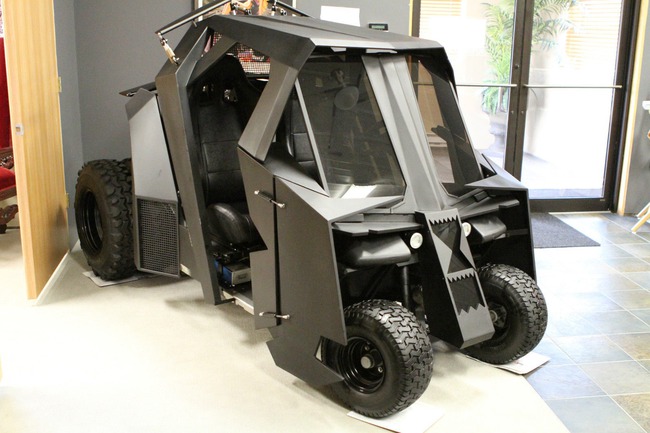 Xe golf cart biến hóa thành Bat Tumbler cực kỳ hầm hố 5